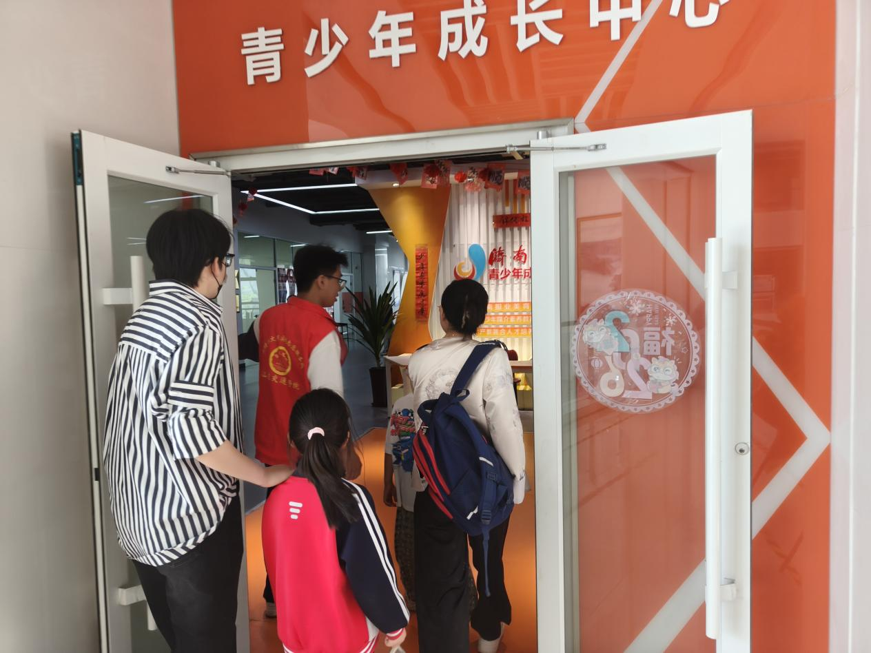 泉城义工大学生志愿者助力“艺润泉城·美育同行”志愿服务公益行动