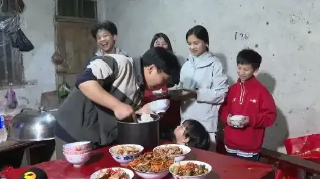 “21岁小伙‌靠卖猪肉养6个弟妹”？当地民政局、妇联回应