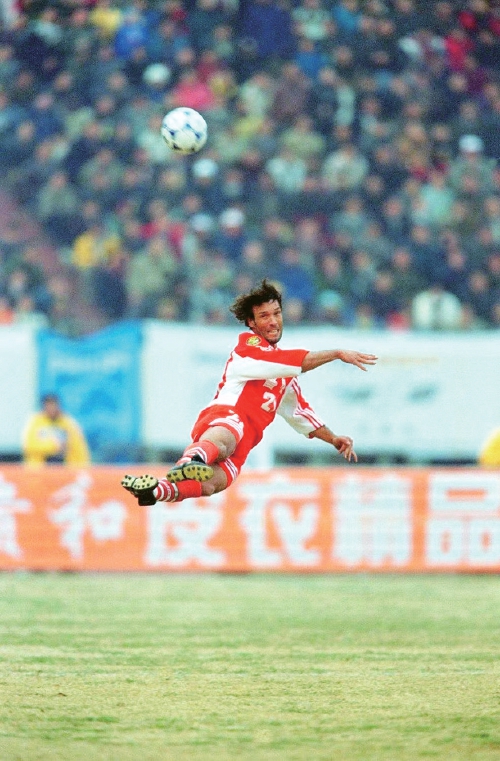 影像里的记忆 帽子戏法救主，罗梅罗一战定双冠的泰山传奇