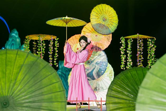 簪花入梦,双园共此时——济南融创文旅城五一“簪花少年·花花季” 开启宋韵×民国奇幻穿越之旅