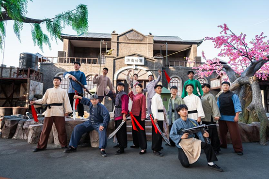 簪花入梦,双园共此时——济南融创文旅城五一“簪花少年·花花季” 开启宋韵×民国奇幻穿越之旅