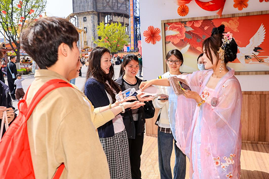簪花入梦,双园共此时——济南融创文旅城五一“簪花少年·花花季”开启宋韵×民国奇幻穿越之旅