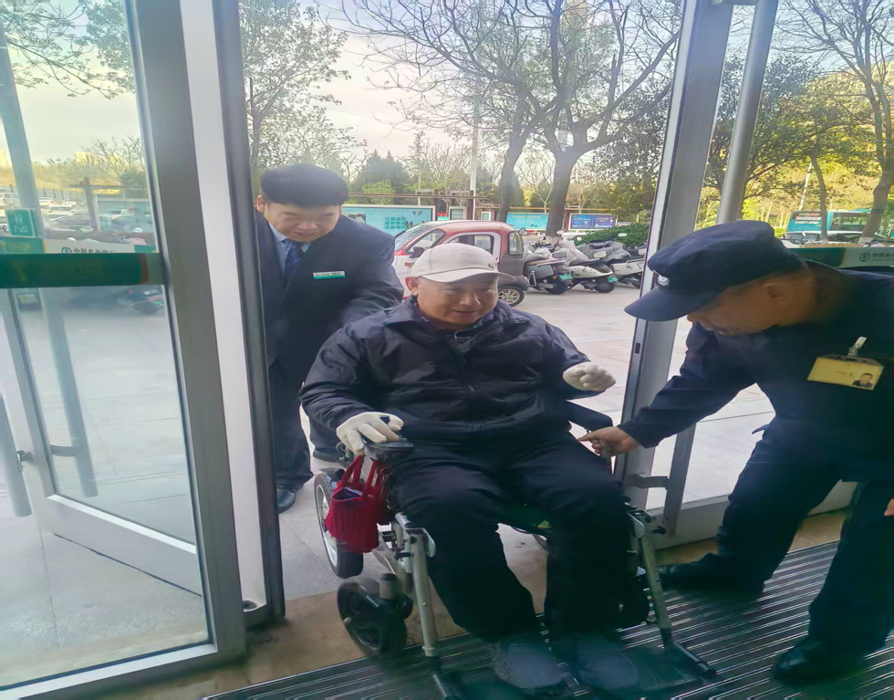 农行济南唐冶支行：轮椅相伴送温情 暖心服务护残障