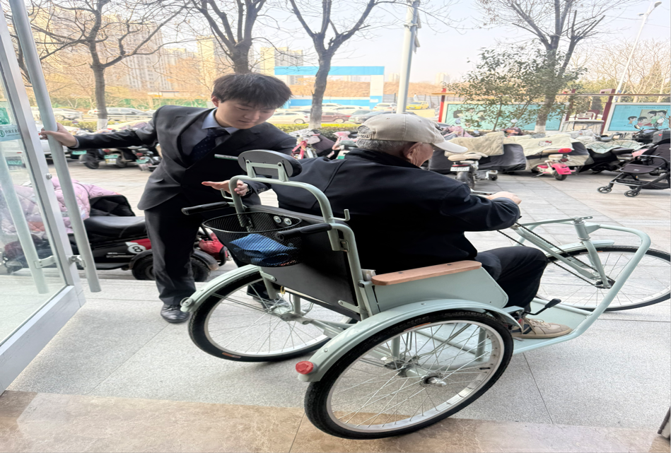 农行济南唐冶支行：贴心服务护银发 温情相伴暖厅堂