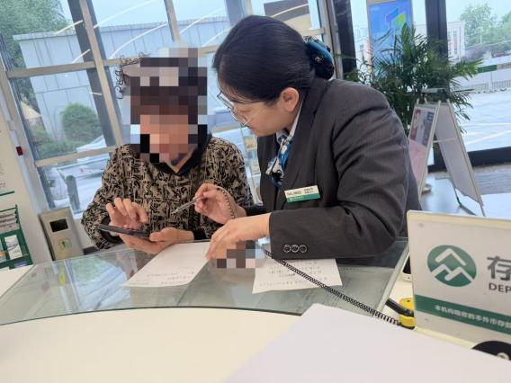 农行济南泺源大观园支行：一张纸、一支笔，无声世界里的暖心守护