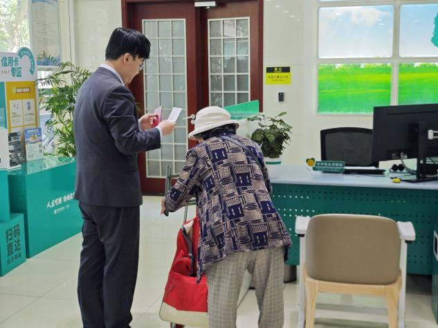 农行济南泺源纬二路支行：服务无“碍”，情暖人心