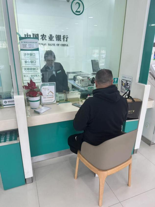 农行济南泺源英雄山支行：外语服务显专业 暖心待客传温情