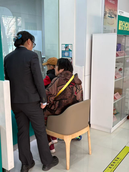 农行济南泺源支行营业室：暖心服务解急难，农行情怀获点赞