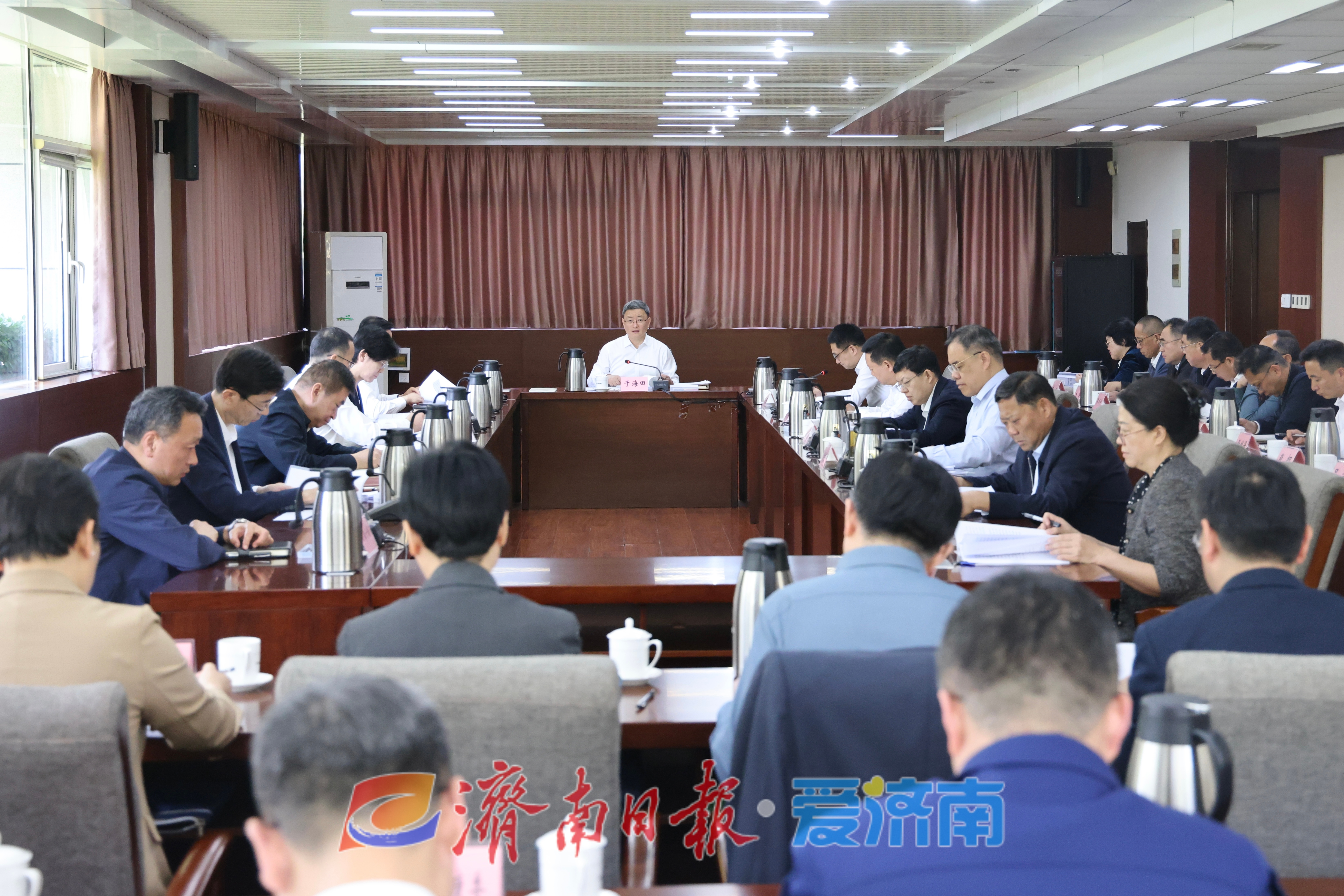 市政府党组理论学习中心组进行集体学习 于海田主持并讲话