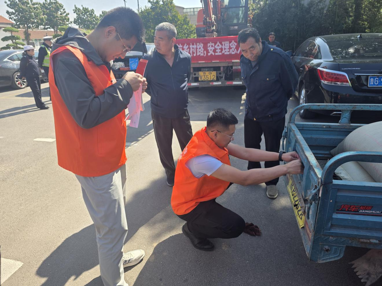 风险减量护乡村 安全宣传进万家——平安产险潍坊中心支公司走进高密凤阳村开展交通安全宣讲活动