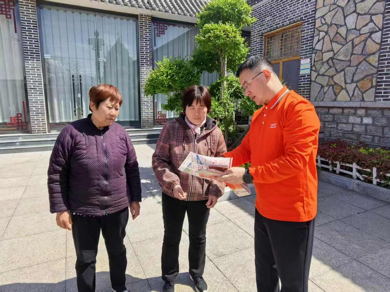 警保联动送温暖 平安守护伴出行——平安产险泰安中心支公司开展交通安全宣讲活动