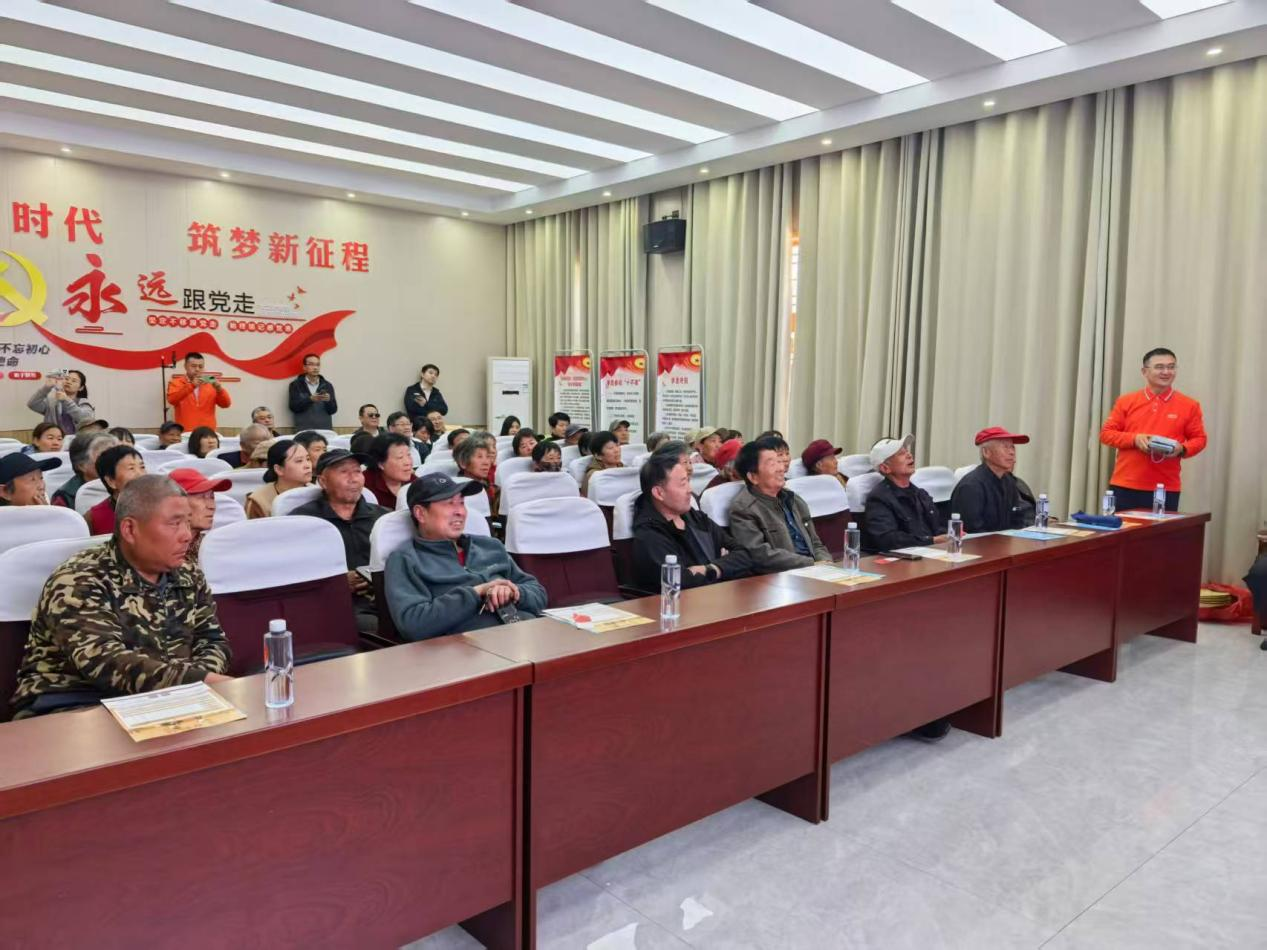 警保联动送温暖 平安守护伴出行——平安产险泰安中心支公司开展交通安全宣讲活动