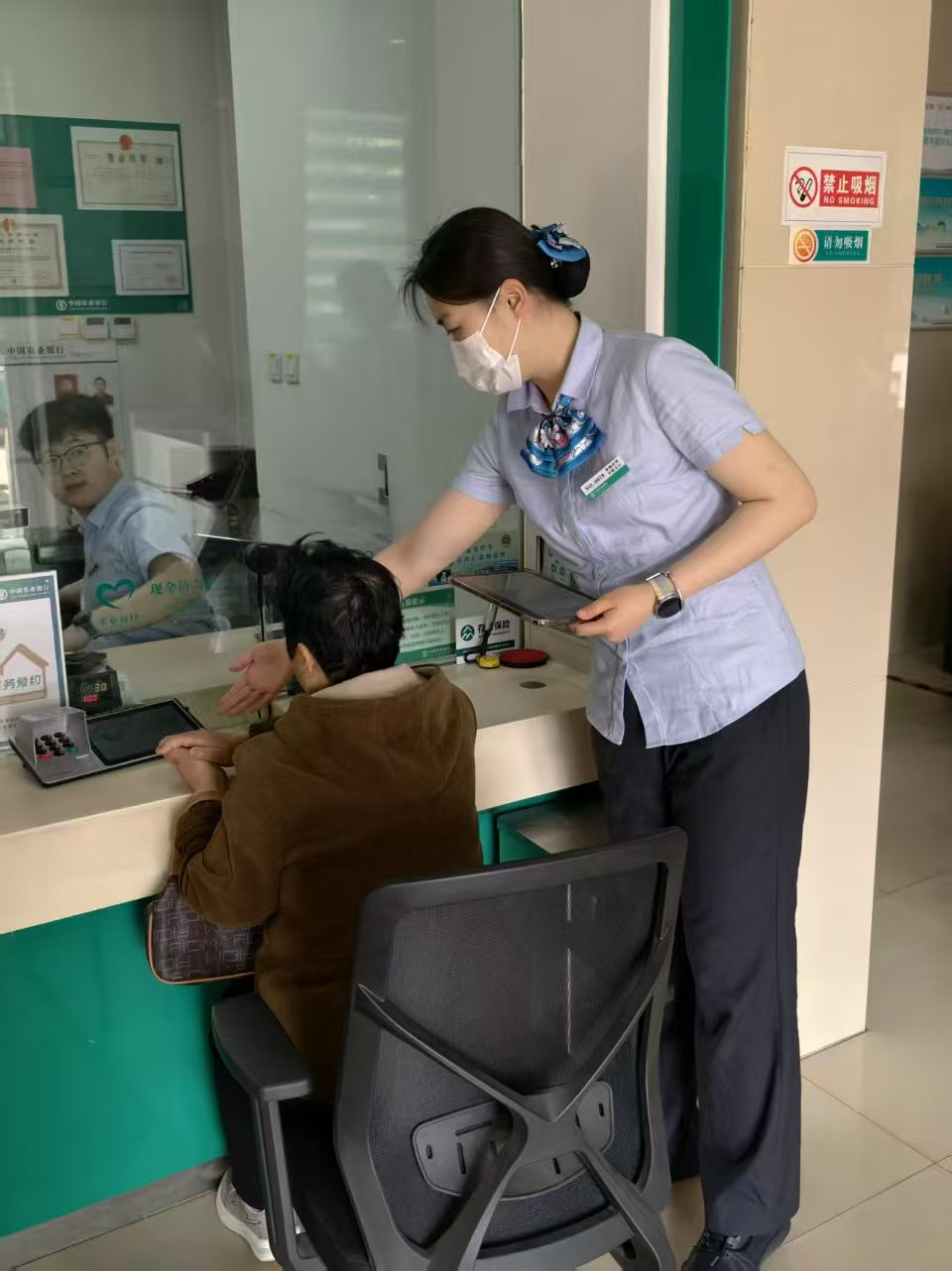 农行平阴孔村支行：窗口边的暖心陪伴