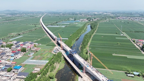 济枣铁路全线最大跨度连续梁顺利合龙