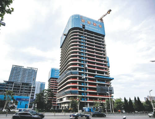 济南CBD“北大门”地标核心建筑封顶
