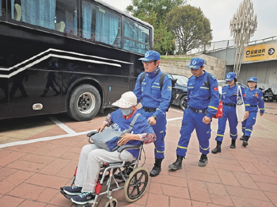 济南的热情，实在太暖心了！72岁烟台球迷来为家乡球队助威，点赞工作人员的贴心照顾 