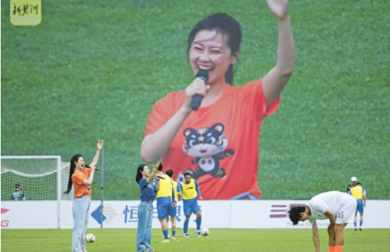 原创歌演绎两地情谊 啦啦操悦动超赛赛场