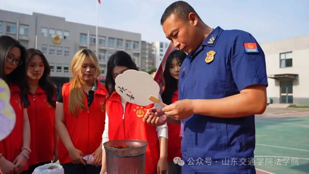 典亮消防·法治同行 ——“法润兵心”实践团走进长清区消防救援大队开展民法典普法实践活动