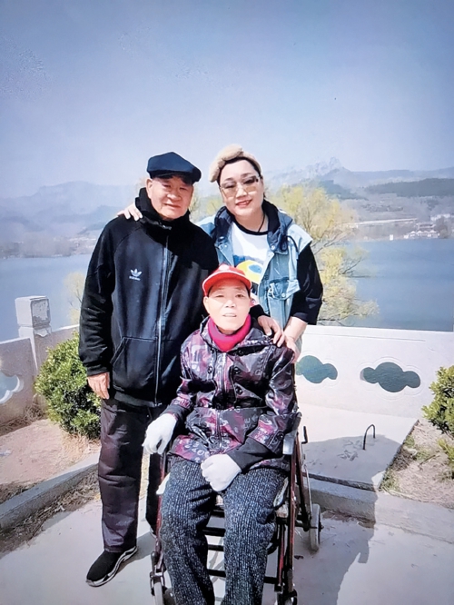 妻子瘫痪后，他当了11年“全职护理人”
