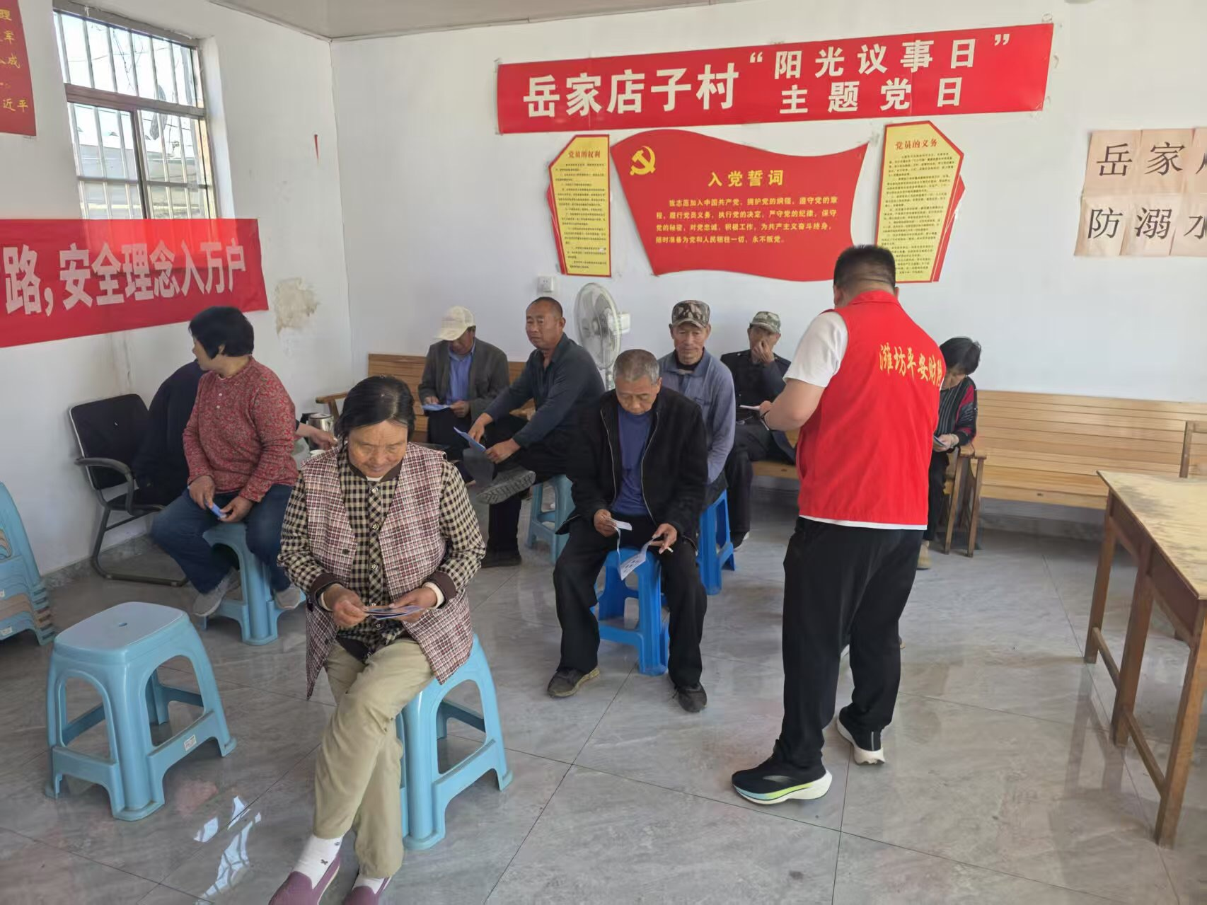 平安产险潍坊中心支公司联合安丘交警进村开展老年群体交通安全宣讲