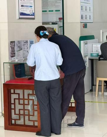 农行济南泺源无影山支行：贴心俯身办实事 金融守护夕阳红