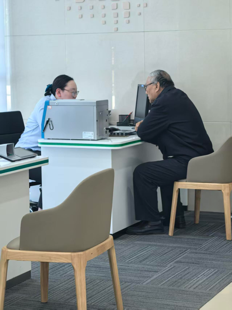 农行济南泺源制锦市支行:温情陪伴老年客户