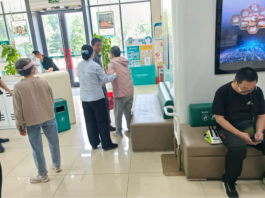 农行济南泺源制锦市支行：用爱搀扶 温暖老人心
