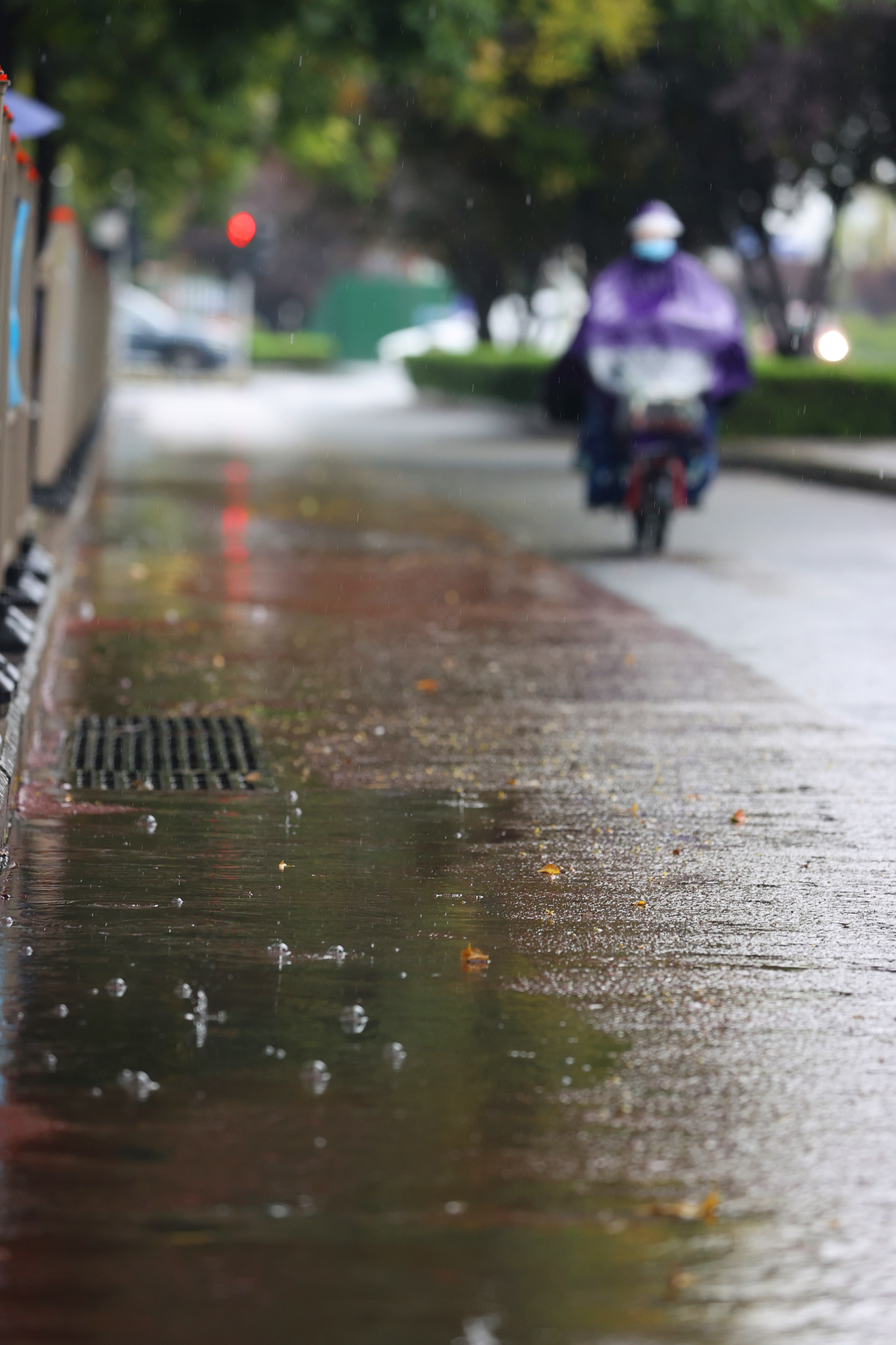 泉城雨势连绵，雷电预警持续 今年暴雨为何来得这么早这么强？