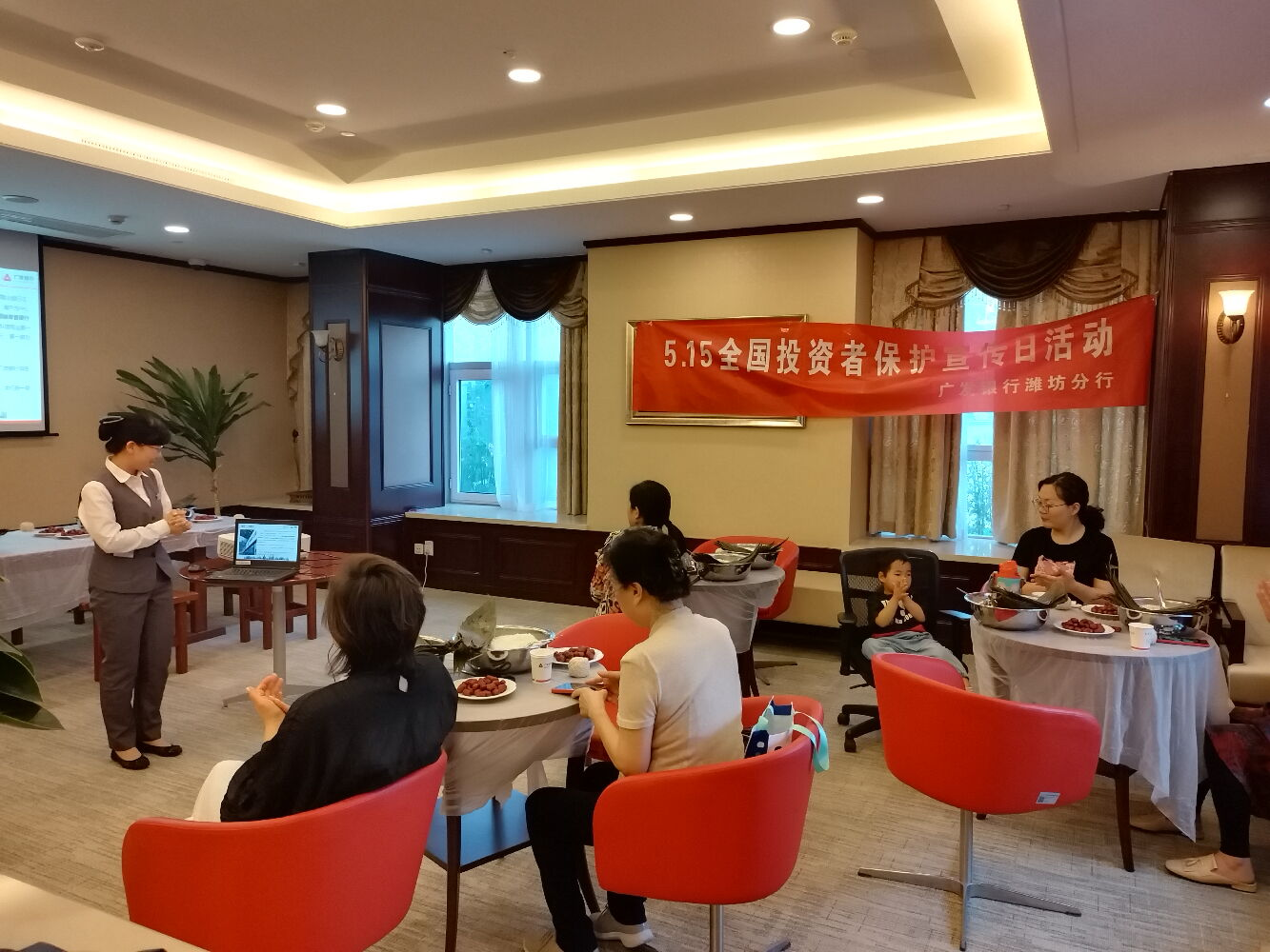 广发银行潍坊分行开展5·15全国投资者保护宣传日活动
