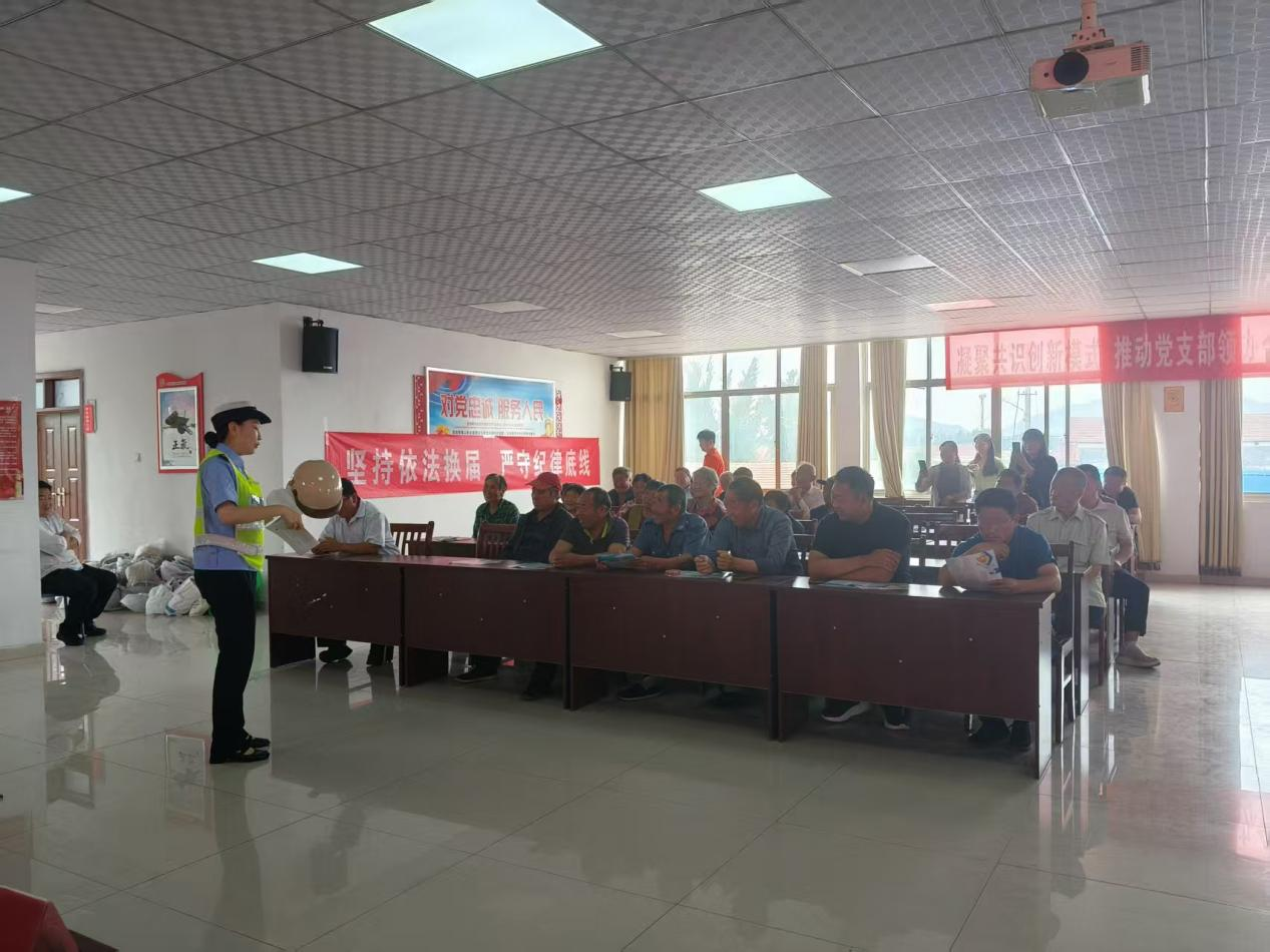 警保联动筑防线，一盔一带护平安——平安产险泰安中心支公司联合城东交警大队走进化马湾乡北崖村开展主题宣传活动