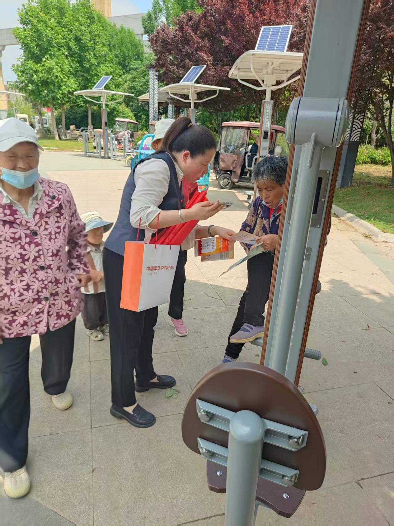平安产险成武支公司开展“暖心宣传入民心 守护平安深得民”普法宣传