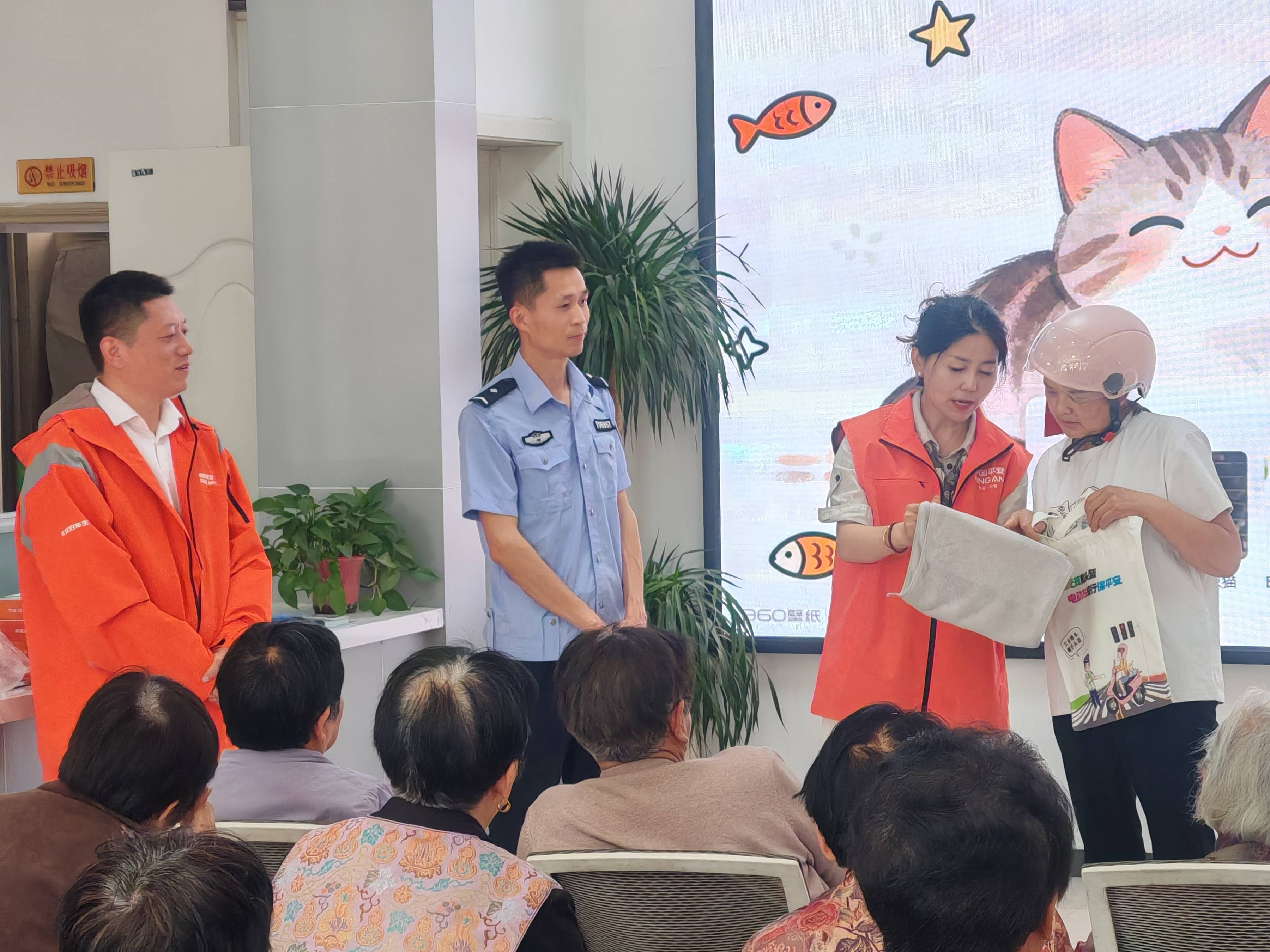 平安产险菏泽中心支公司联合定陶区交管大队走进姚庄社区开展安全宣教活动