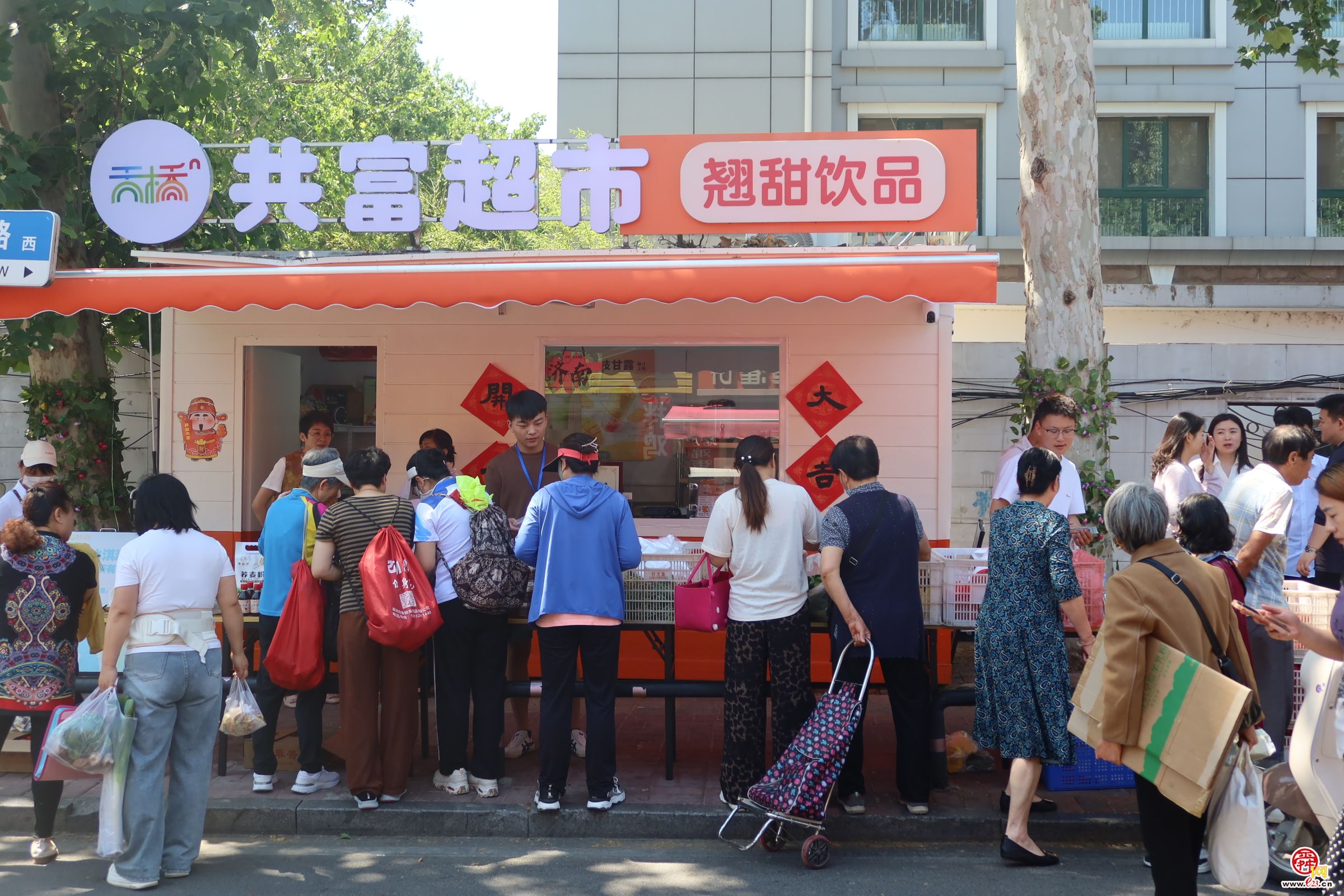融媒·先锋｜烟火浸润邻里间，小微阵地聚民心！街角有家“共富小店”