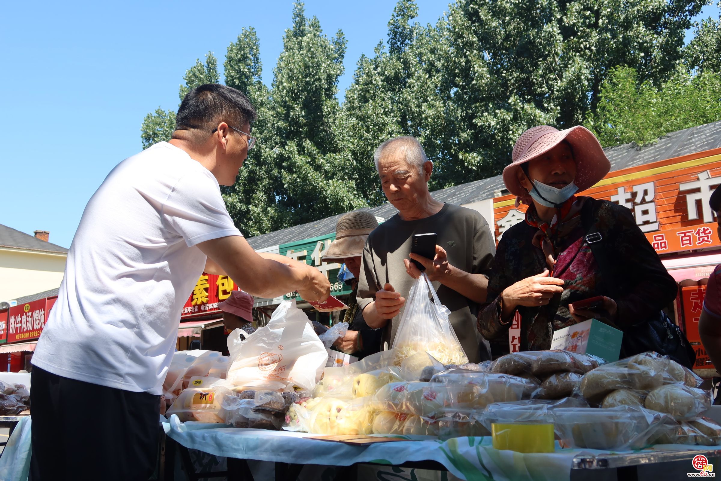融媒·先锋｜烟火浸润邻里间，小微阵地聚民心！街角有家“共富小店”