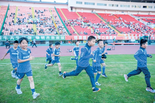 百名足球少年亮相齐鲁超赛 济南青训新力量感受城市足球氛围