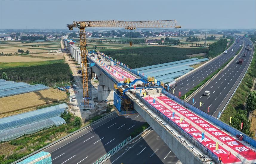 潍宿高铁跨京沪高速连续梁顺利合龙...