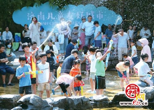 高温35℃，“六一”泉畔孩童乐翻天