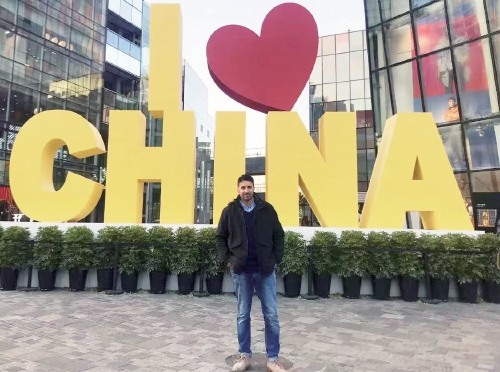 教踢球、吃烧烤，一位西班牙籍足球教练在济南的幸福生活