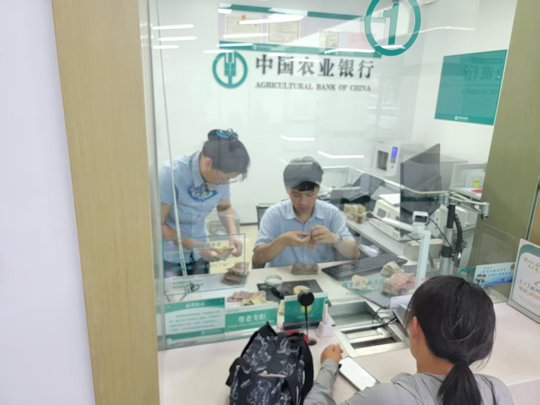 农行平阴东阿支行：延时服务暖人心 细致服务获点赞
