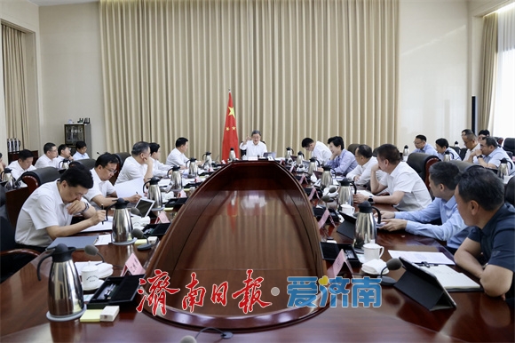 市政府党组召开扩大会议 学习贯彻习近平总书记重要文章重要回信精神
