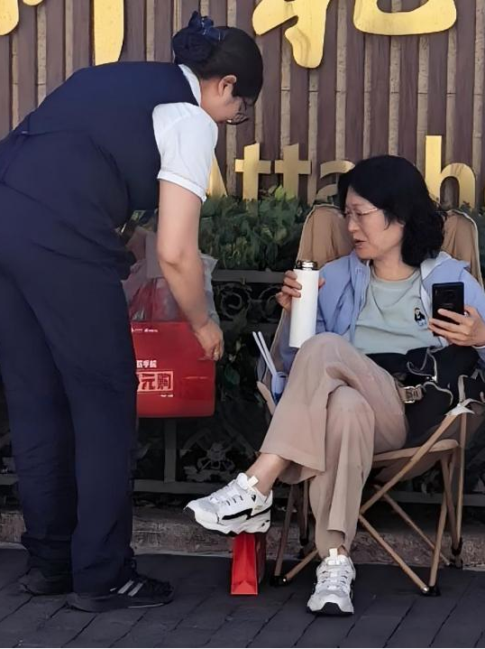 一抹清凉，候考无忧：中国联通“青年文明号”营业厅坚守高考服务一线，以细节彰显为民担当
