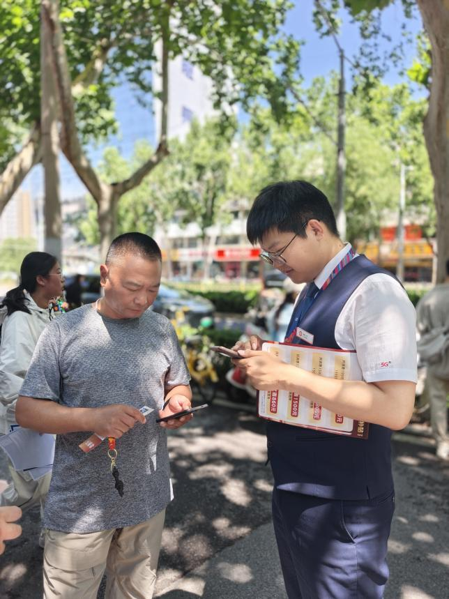 一抹清凉，候考无忧：中国联通“青年文明号”营业厅坚守高考服务一线，以细节彰显为民担当
