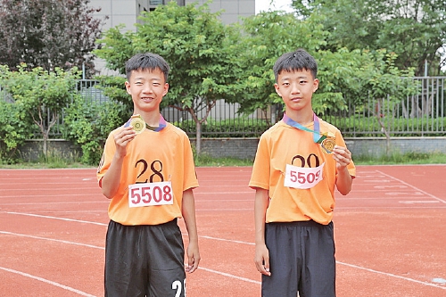 天桥区再捧市级田径联赛小学组冠军奖杯