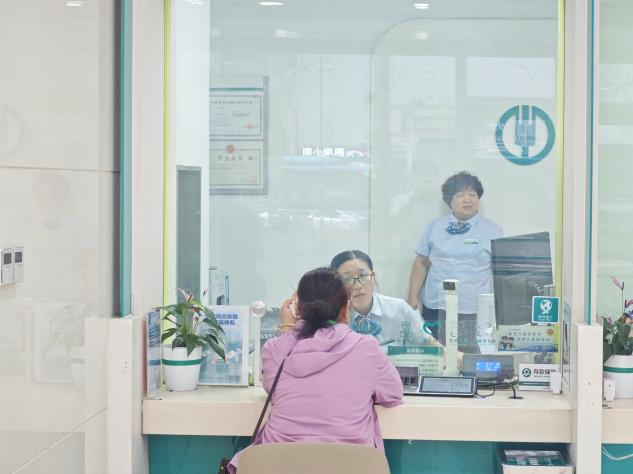 农行济南泺源纬二路支行：绿色通道显温情，柜面服务暖人心