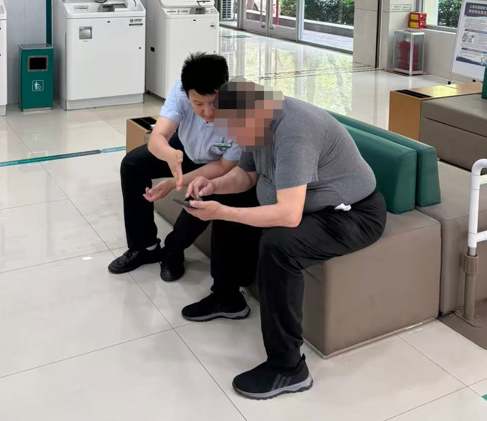 农行济南泺源支行营业室：“这卡，办得暖心”