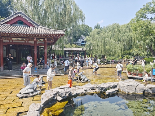 泉畔纳凉童趣浓！济南五龙潭濂轩戏水区成夏日亲子乐园
