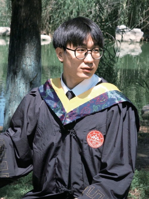“山不是用来靠的，是用来翻的”山东大学一毕业生的论文致谢走红，读者：有这样的赤子之心，好感动