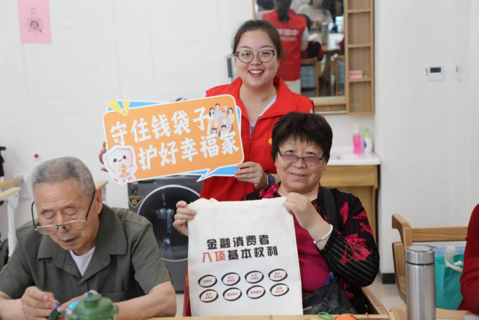防非知识进银龄 平安守护伴夕阳 平安产险山东分公司开展防非宣传暨端午敬老活动