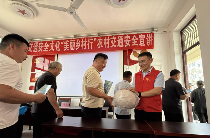 平安产险泰安中心支公司：联合城东交警大队走进宦家峪村 共筑一盔一带”安全防线