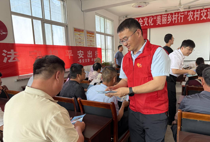 平安产险泰安中心支公司：联合城东交警大队走进宦家峪村 共筑一盔一带”安全防线